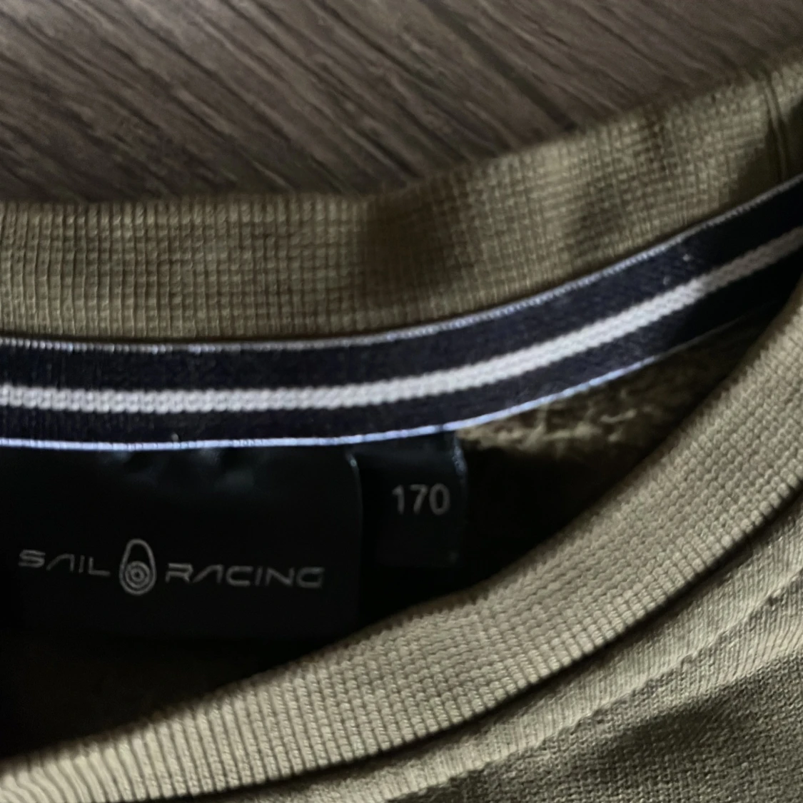 Olivgrön tröja från Sail Racing - 90