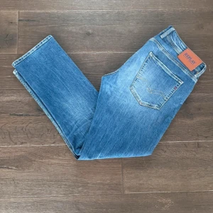 Replay jeans  - Hej, säljer dessa jeans för jag har gått ut ur den stilen. Jag säljer dem endast för 600kr köpt för 1500kr+ minns inte riktigt. Det är storlek w36 l32 det motsvarar typ w33 skulle jag säga. Det är små i storleken.