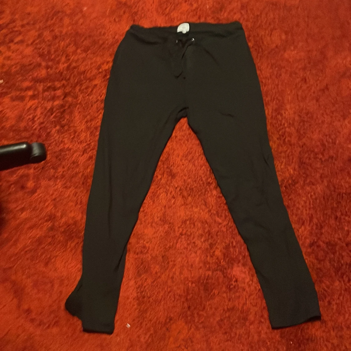 Svarta mjukis kostymbyxor, grå och blåa mjuka kostymbyxor.