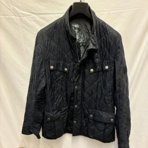 Barbour quilted jacka - Barbour jacka, storlek L, skick 8/10, pris 999kr. Hör gärna av dig vid frågor eller funderingar.