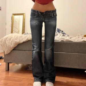Jeans  - Midjemått: 37cm. Innerbenslängd: 85cm ❤️