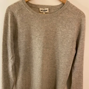 Soft Goat Kashmirtröja - En Kashmir tröja från Soft Goat i bra skick finns inga defekter. Mer beigegrå/ lite varmare grå i verkligheten. Skriv dm för mer information. Nypris: 2895kr 
