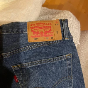 Levi's 501 jeans - Klassiska blå Levi's 501 jeans med knappgylf och rak passform. Midjemått W32 och längd L32. Väldigt sparsamt använda.