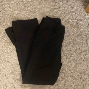 Svarta byxor från Bik Bok - Snygga svarta kostymbyxor från Bik Bok. Byxorna passar både för S och M, skriv för mer bilder