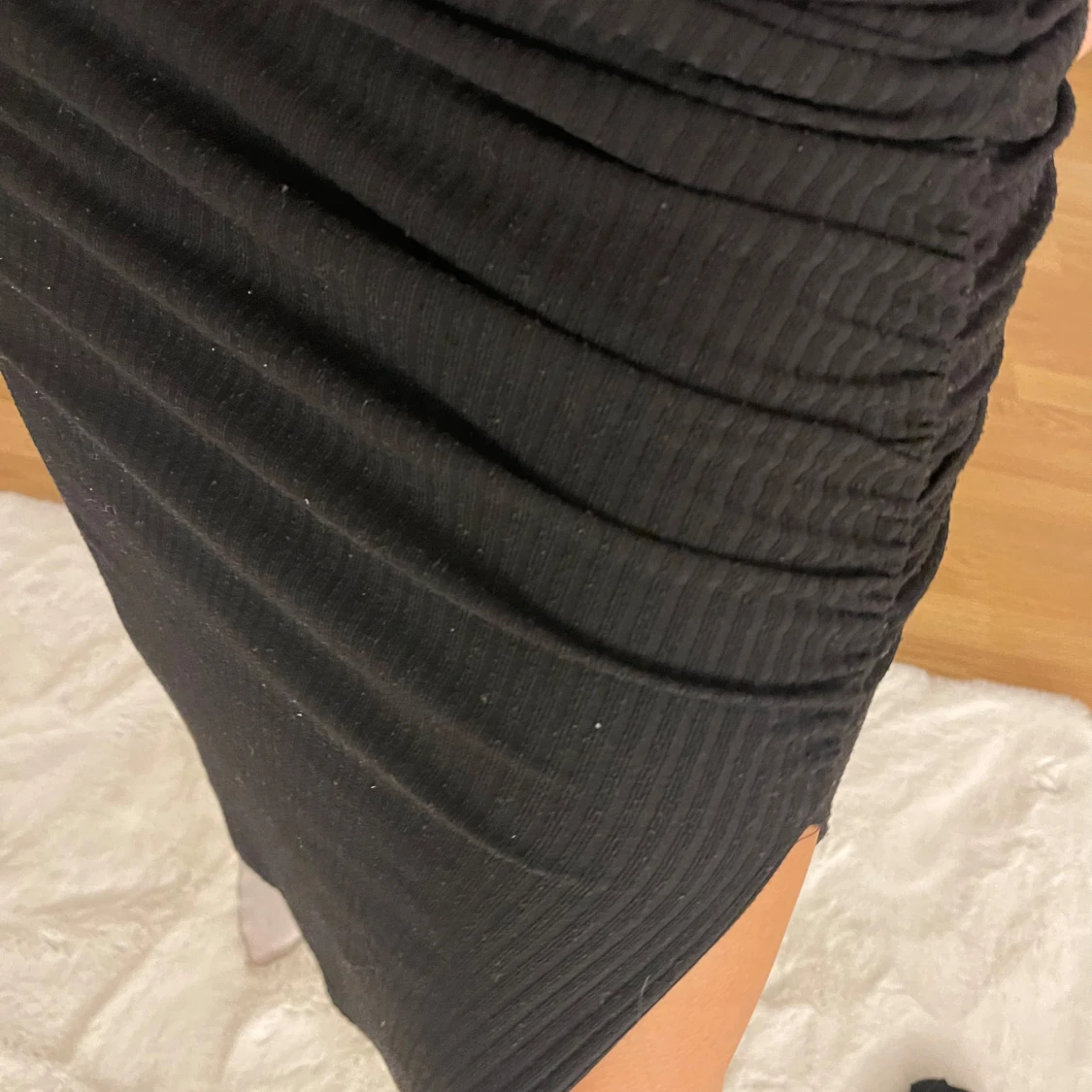 Svart ribbad kjol med slits - 91