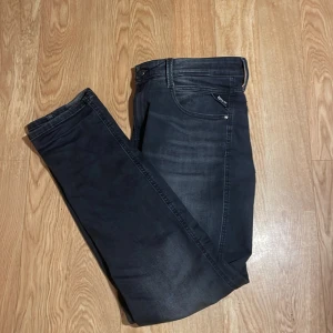 Replay jeans  - Snygga svarta jeans från Replay. Modellen är anbass slim fit. W:32 L:32. Kan tänka mig att gå ner i pris.