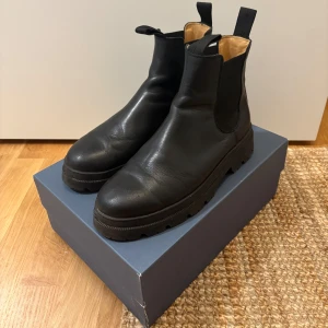 A Day’s March - Chelsea Boot - All Weather - Svarta Chelsea Boots från A Day’s March i storlek 43. Säljes på grund av för små.