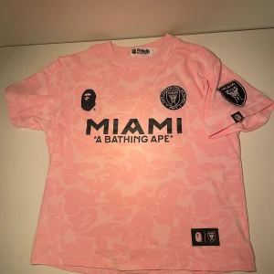 Inter Miami X BAPE tröja - En riktigt fett tröja från BAPE med samarbete med Inter Miami. Storlek M men passar liten. Använd fåtal gånger. Skriv om du undrar något 👍