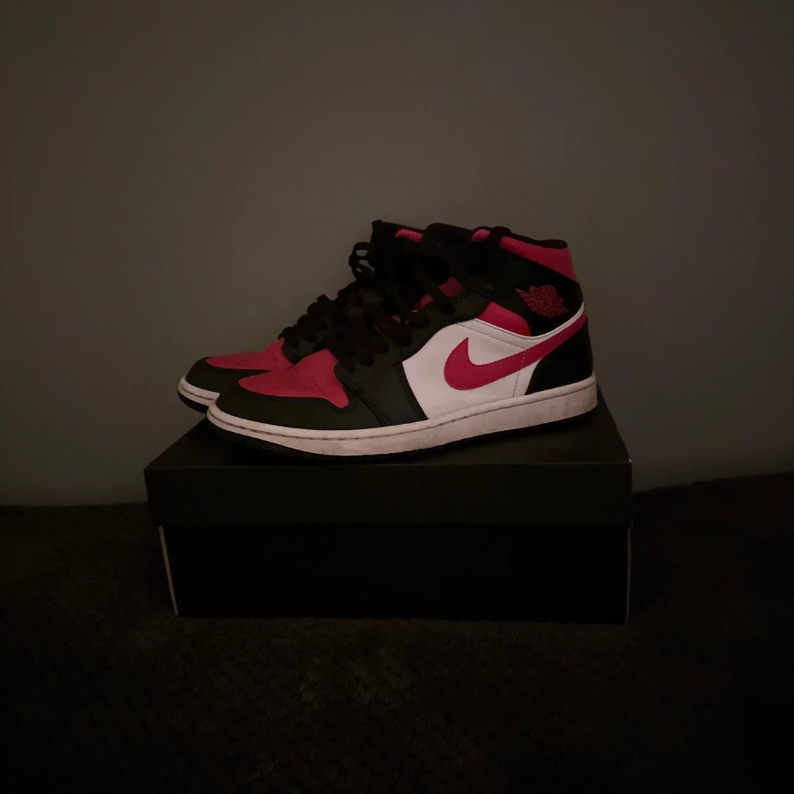 Jordans i svart, röd och vit