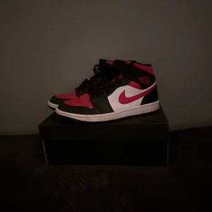  Jordans i svart, röd och vit - Snygga Nike Air Jordans i en klassisk färgkombination av svart, röd och vit. Skorna har en ikonisk design med snörning och det välkända Air Jordan-märket på sidan. Skorna är i väldigt gott skick, box tillkommer!! Vid funderingar är det bara att kontakta🤩🤩 Snabb affär=lägre pris🤝🤝