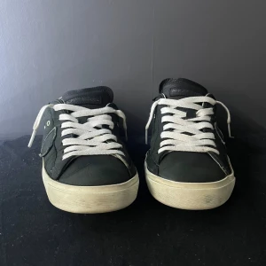 Phelippe modell skor - Tja, säljer nu dessa rikigt feta phelippe modell skor. Skorna har sett bättre dagar men är fortfarande i bra skick. Det finns defekter på sula och vida hälen inget som är synligt dock. Pris kan förstås diskuteras. Vid minsta lilla fundering är det bara att höra av sig :)