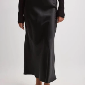 Svart långkjol i satin - Elegant svart långkjol i satin från NAKD, storlek 36