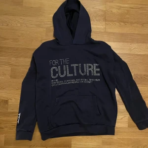 For the culture hoodie - For the culture hoodie med framficka och luva från the artistic people 💙💙säljer pga kommer inte till användning 💗 nypris 3600kr 🥲