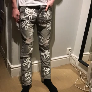 Grå jeans med Y2K stil  - Unika Grå Jeans Med Y2K stil, Aldrig använda alltså säljs sprillans nya. :)
