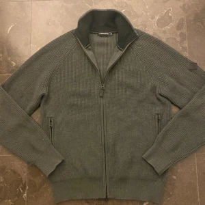 Lindberg cardigan.  - Säljer nu denna J lindberg cardigan. Storlek S men sitter något större skulle säga M men passar S också. Fräsch nu till lite kallare väder! Mycket fint skick en 10/10. Bara att höra av sig vid frågor eller fler bilder🤪   Mvh