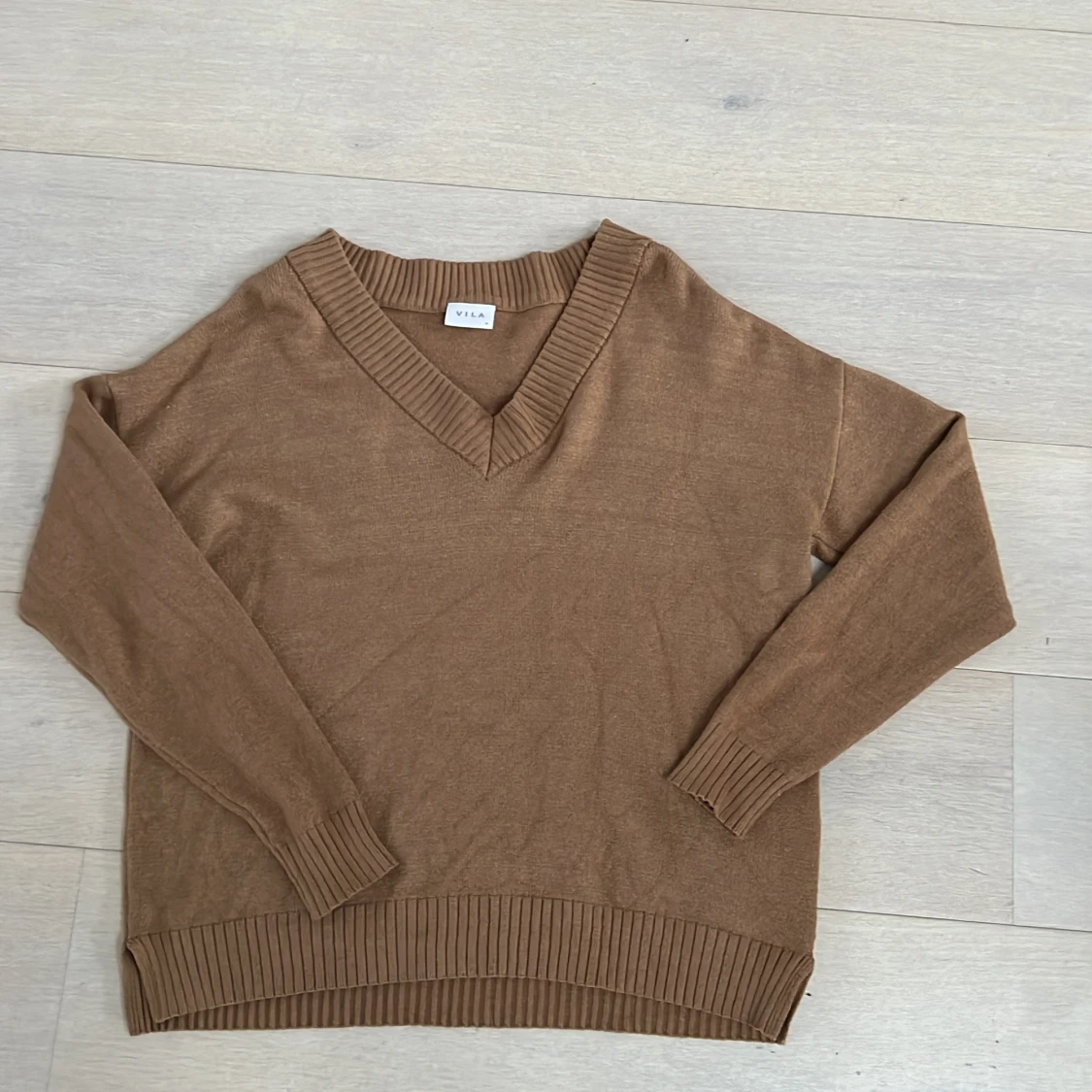 Beigebrun tröja från Vila