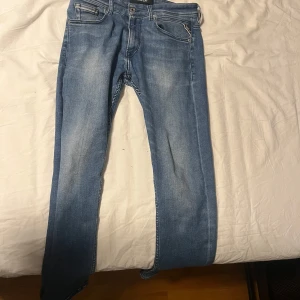 Replay jeans 30/30 - Säljer mina Replay jeans nu för har växt ur dom, en riktigt fin färg och bra passform på byxorna👌