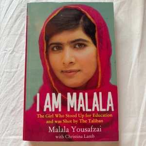 I Am Malala - Boken 'I Am Malala' berättar historien om Malala Yousafzai, flickan som stod upp för utbildning och blev skjuten av talibanerna. Den beskriver hennes resa från Swatdalen till FN i New York och hennes kamp för flickors rättigheter.