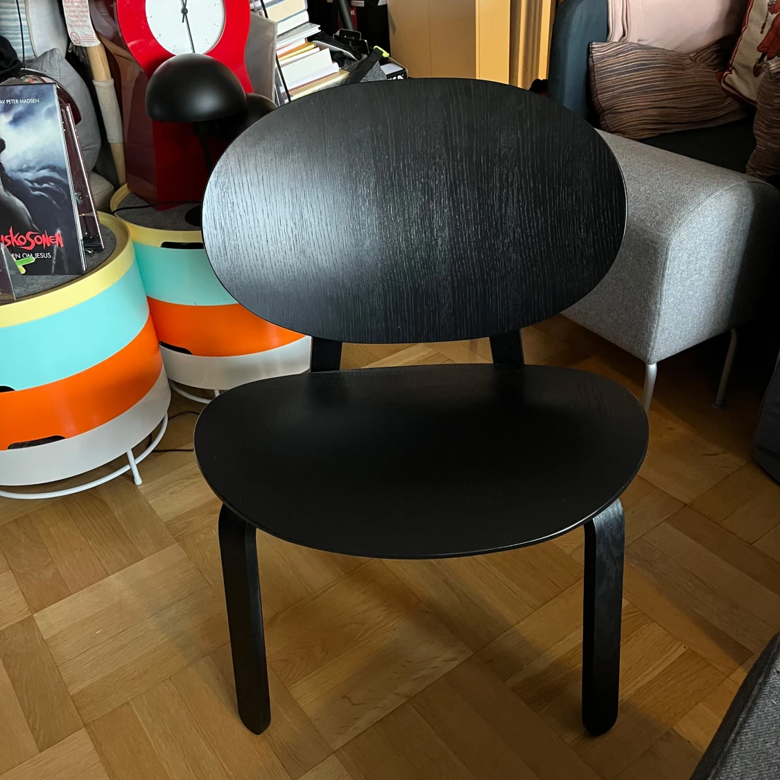 Svart stol med oval rygg och sits