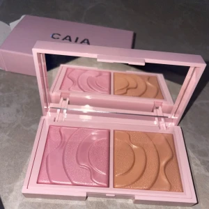 CAIA duo palette  - Används som både highlighter och rouge, helt ny oanvänd.