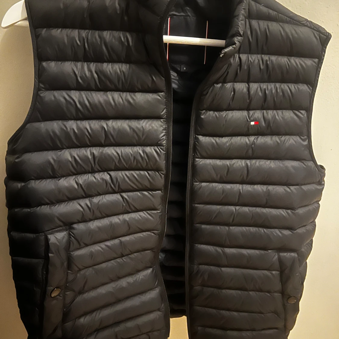 Svart dunväst från Tommy Hilfiger