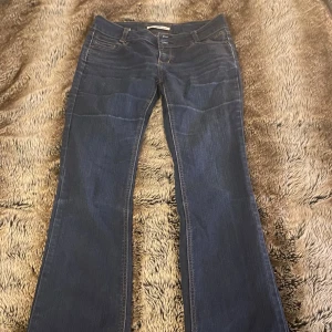 Lowwaist bootcut jeans - Vintage lowwaist bootcut jeans. Bra skick. Fraktar och möts upp i Sthlm ❤️
