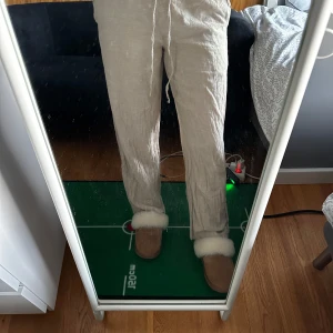 Beige linnebyxor från Gina Tricot - Säljer ett par beige linnebyxor från Gina Tricot. 