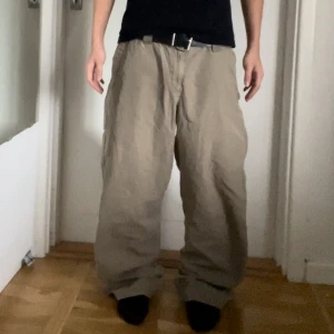 Bage baggy pants  - Dessa baggy byxor är bärsa. Det har fickor på sidorna av benen även därbakom. Midjemåttet är 43cm rakt över, ytterbenslängd är ca 100cm, ben öppning är 24 rakt över.