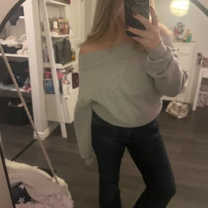 Grå offshoulder tröja från Bik Bok - Säljer en snygg grå offshoulder tröja från Bik Bok. Tröjan har långa ärmar och en bekväm passform som ger en avslappnad look. Perfekt för en stilren vardagsoutfit. 💫