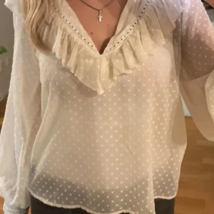 Vit Zara blus - Denna blus är perfekt för både vardags outfits men också lite festligare tillfällen. Jag har använt den 2-3 gånger och den har inga defekter. Blusen säljs inte längre och jag säljer den på grund av att den inte kommer till användning! (Första bilden är inte min, men alla andra är det). 🩷 Köp sker via ”köp nu” knappen!🩷