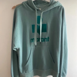 Grön hoodie från Isabel Marant - Snygg och bekväm grön hoodie från Isabel Marant💕💕i mycket bra skick även fast jag har haft den i ett halvår men jag säljer för att den inte kommer till användning men jag tycker den är så fin❤️
