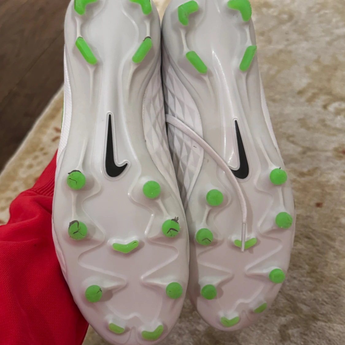 Vita och gröna Nike tiempos - 91