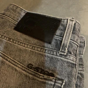 Grå jeans från G-Star RAW - Snygga grå jeans från G-Star RAW, modell 3301 Straight. Klassisk femficksdesign med en rak passform. Perfekta för en stilren look. Storlek 32-32 -33-33 -31-33 passar alla 3 storlekar. 