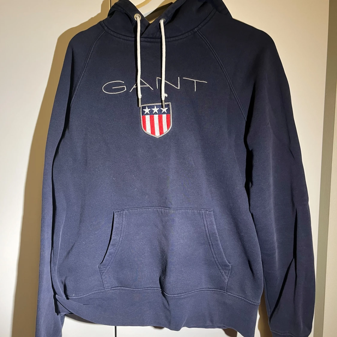 Mörkblå hoodie från GANT