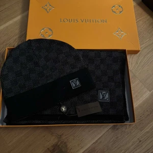 Märkes mössa och halsduk  - Helt ny box följer med! Skick 10/10