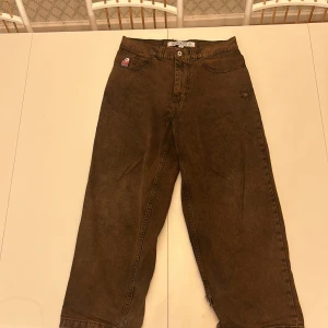 Bruna baggy jeans  - Säljer ett par mörkbruna bigboys. Dom har lite hål vid fickorna. Storlek S. Skriv om ni har frågor.
