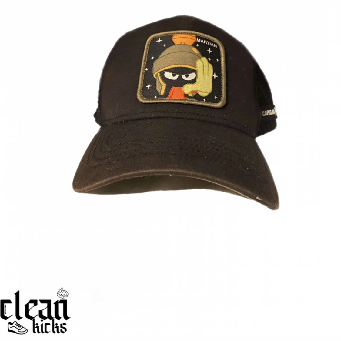 Svart keps med broderad patch