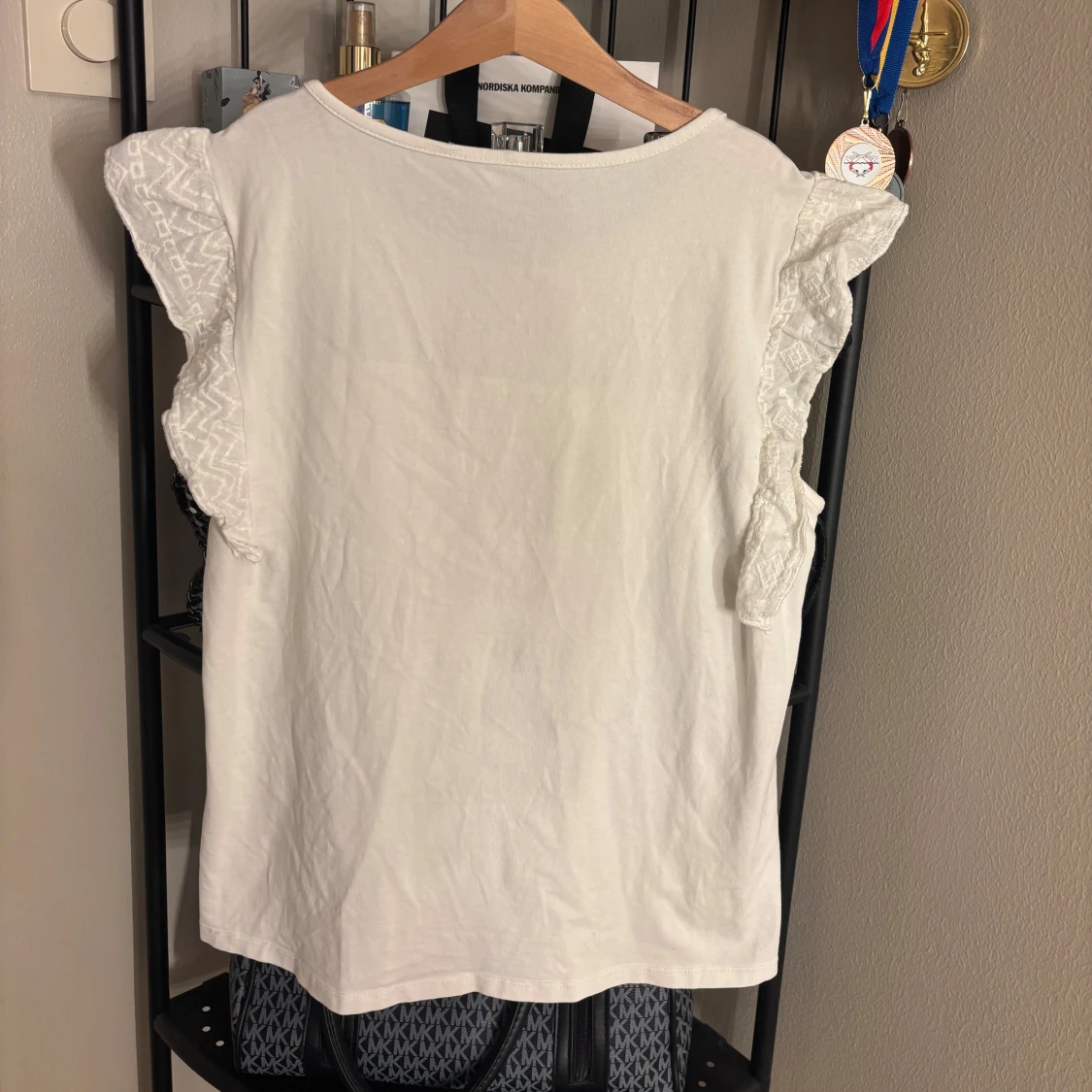 Vit blus med spetsdetaljer - 90