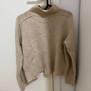 Tröja  - En beige tröja i stl XS säljs för 100 kr. 