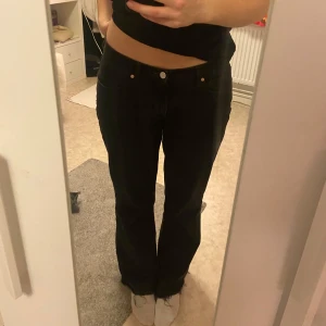 Abrand jeans - Svarta/mörkgrå jeans från abrand. Lågmidjade bootcut, storlek 29 jag är 174. De är i väldigt bra skick köpta för 1000 kr men pris kan diskuteras 🤍