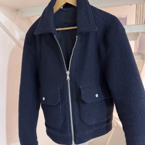 Vårjacka - Tja! Säljer nu min Zara vårjacka med en snygg tvåfickig design. Jackan är i utmärkt skick och passar grymt till våren, sommaren och hösten! Jackan kommer från en gammal Zara kollektion där nypriset låg på ca 2000kr 🙌🏼 Priset är inte hugget i sten, så det är bara att höra av sig vid frågor eller funderingar! 🙏🏼