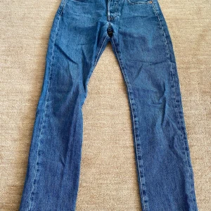 Levis 501 jeans  - Säljer nu mina blåa Levis 501 jeans som är i ett mycket bra skick, utan några defekter. Nypris: ca 1100, mitt pris: 399. Strl: W: 26 L: 30. Säljes på grund av att dem är för små och priset är ej hugget i sten.