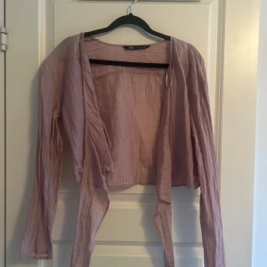 Zara topp - Säljer denna så fina rosa toppen som man kan bara ha den så knuten för sig själv eller över ett linne ❤️