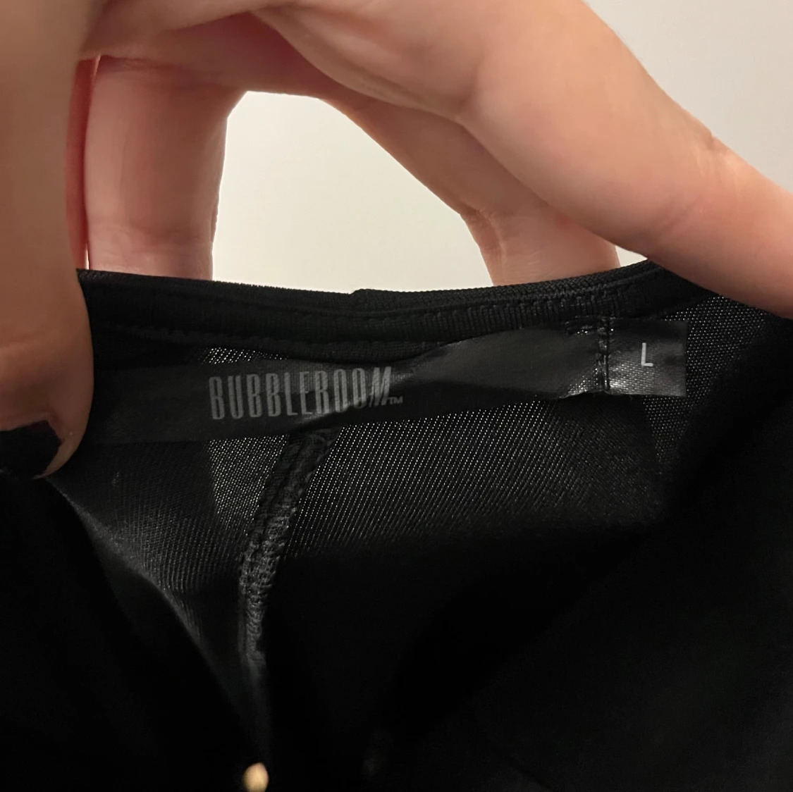 Svart klänning med spetsdetaljer från Bubbleroom - 92