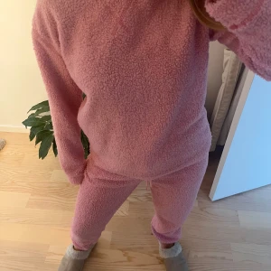Rosa mjukis set - Jättemysigt rosa mjukis set med matchande törja och byxor. Endast använt ett fåtal gånger så i mycket bra skick. Storlek 34. Skriv vid frågor🩷