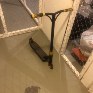 Kickbike 350 :-  - Köpte för typ 4 år sen ej använt så mke den kostade 999 då och nu säljer jag den pga har en el scooter och använder den ej säljer den för 350 kr kan hämtas i Skövde kom dm för intresse för den. Om ni zoomar in på fot greppen ser ni att den har ett litet hål där vet ej hur de har blivit men funkar som vanligt bara att de syns om man ej har foten där. Färg svart guld 