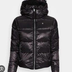 Svart pufferjacka från G-Star RAW - Säljer denna snygga vinterjacka då den tyvärr inte kommer till användning längre. Jackan är nytvättad vid försäljning men har små sminkfläckar på dragkedjan, se bild. Sorleken är M men skulle säga att den passar en S/xs mer. Nypris: 1495kr.  Skriv vid frågor💕