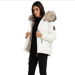 Vit pufferjacka med pälsdetaljer från Navahoo - Så fin vit pufferjacka från Navahoo med lyxig fuskpäls på huvan och insidan. Jackan har en dragkedja framtill och praktiska fickor. Perfekt för kalla vinterdagar. Helt ny och oanvänd.  Pris på Zalando 1574kr. Passar XS/S.