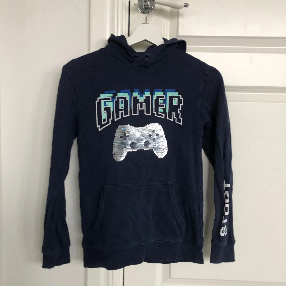 Mörkblå hoodie med gamer-tryck från H&M