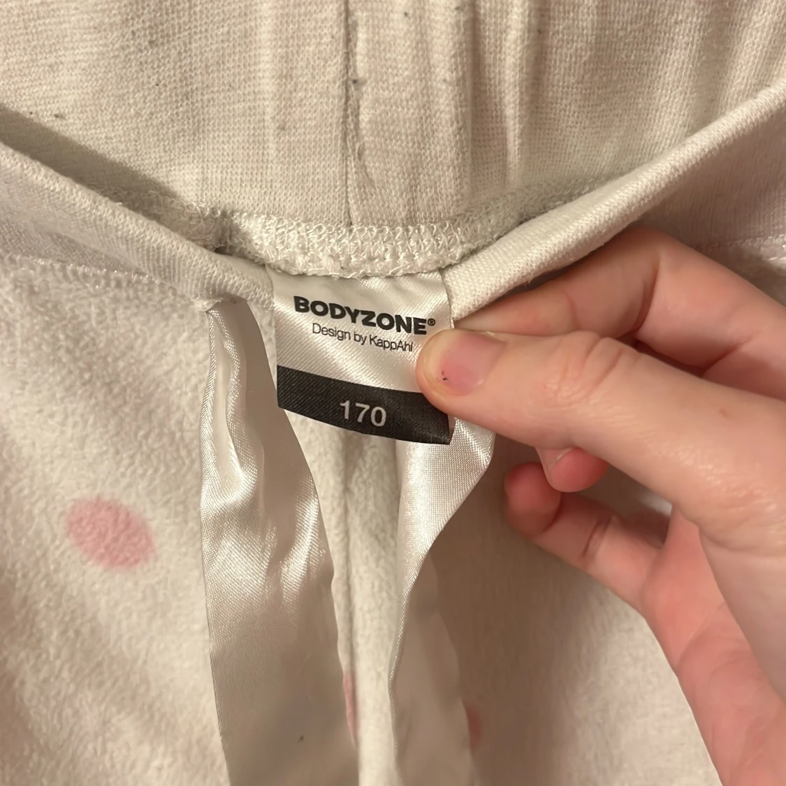 Vita mjukisbyxor med rosa prickar från Kappahl  - 91